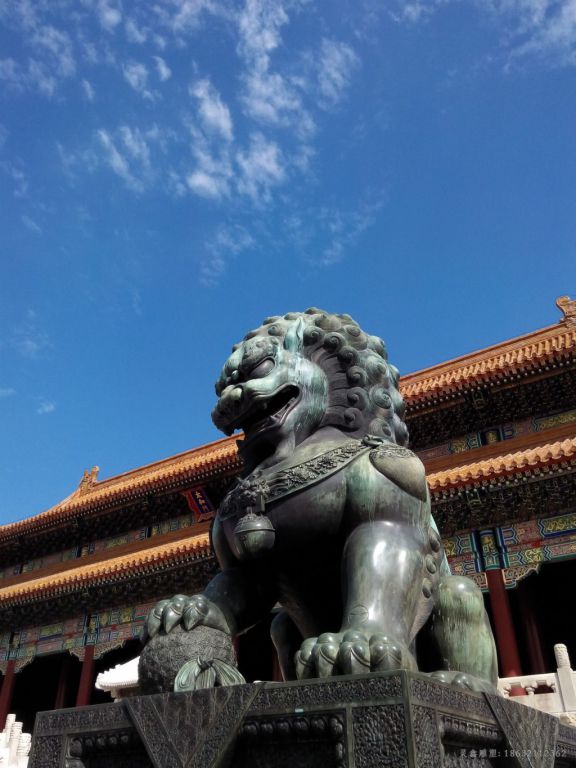 踩球狮子寺庙铜雕