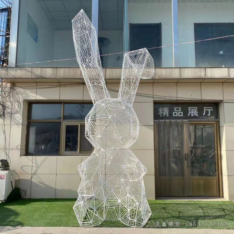不锈钢镂空兔子雕塑