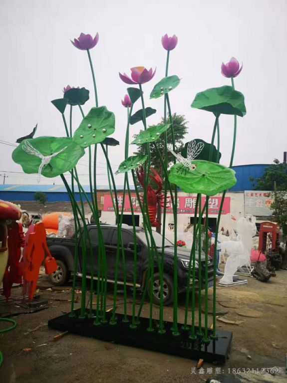 彩绘不锈钢荷花雕塑