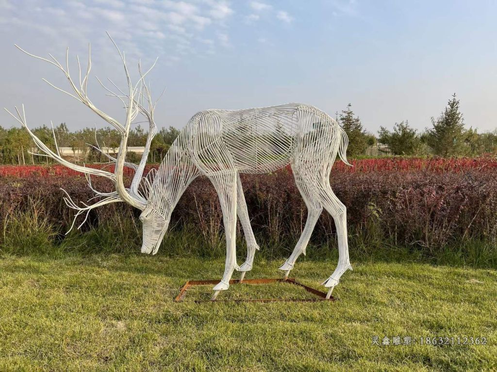 不锈钢镂空低头鹿雕塑