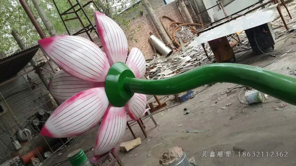 彩绘不锈钢莲花雕塑