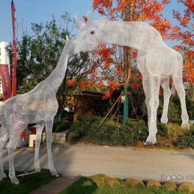 不锈钢镂空长颈鹿雕塑