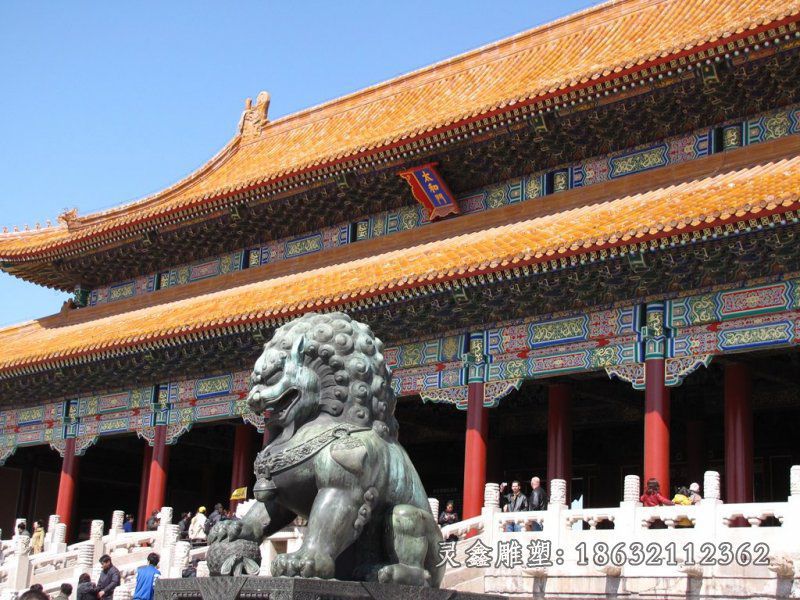 寺庙门口青铜狮子